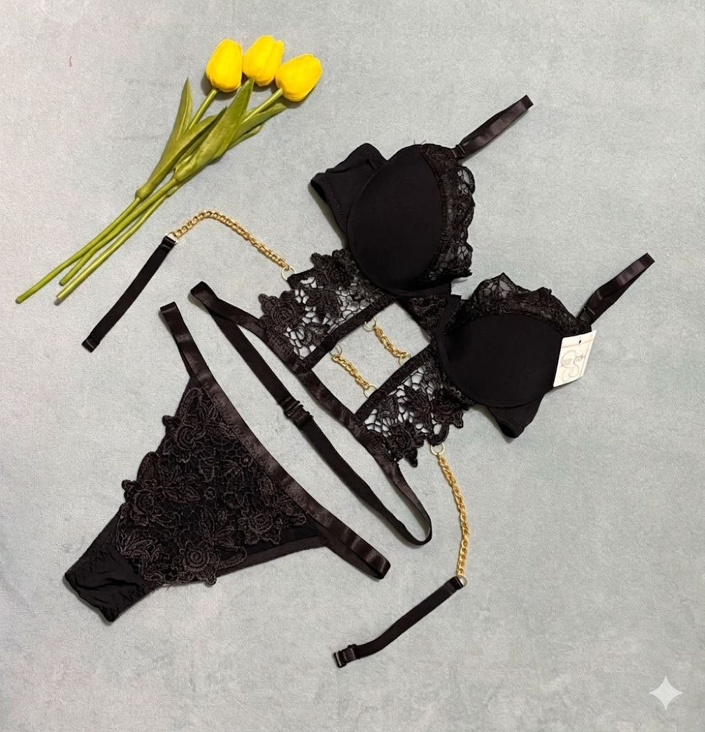 طقم "Black Lace & Gold" – فخامة الدانتيل بلمسات ذهبية