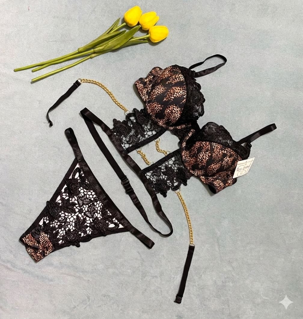 طقم "Black Lace & Gold" – فخامة الدانتيل بلمسات ذهبية