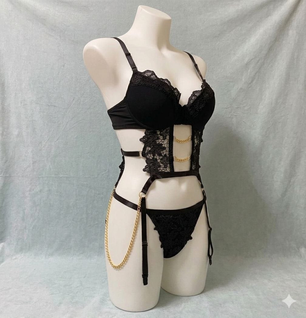 طقم "Black Lace & Gold" – فخامة الدانتيل بلمسات ذهبية