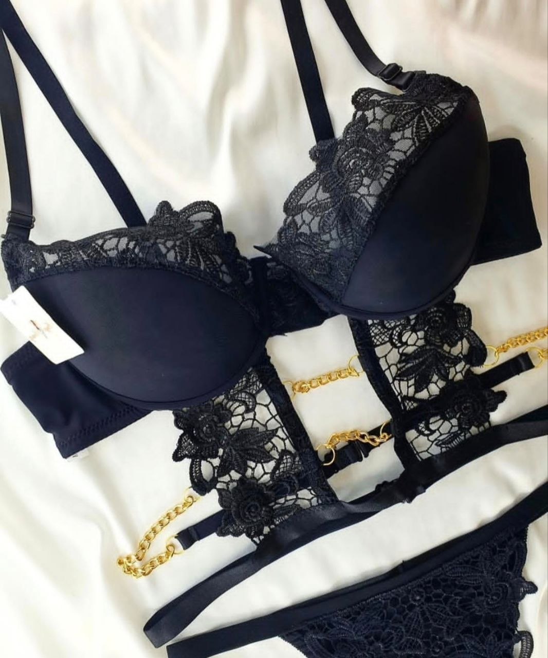 طقم "Black Lace & Gold" – فخامة الدانتيل بلمسات ذهبية