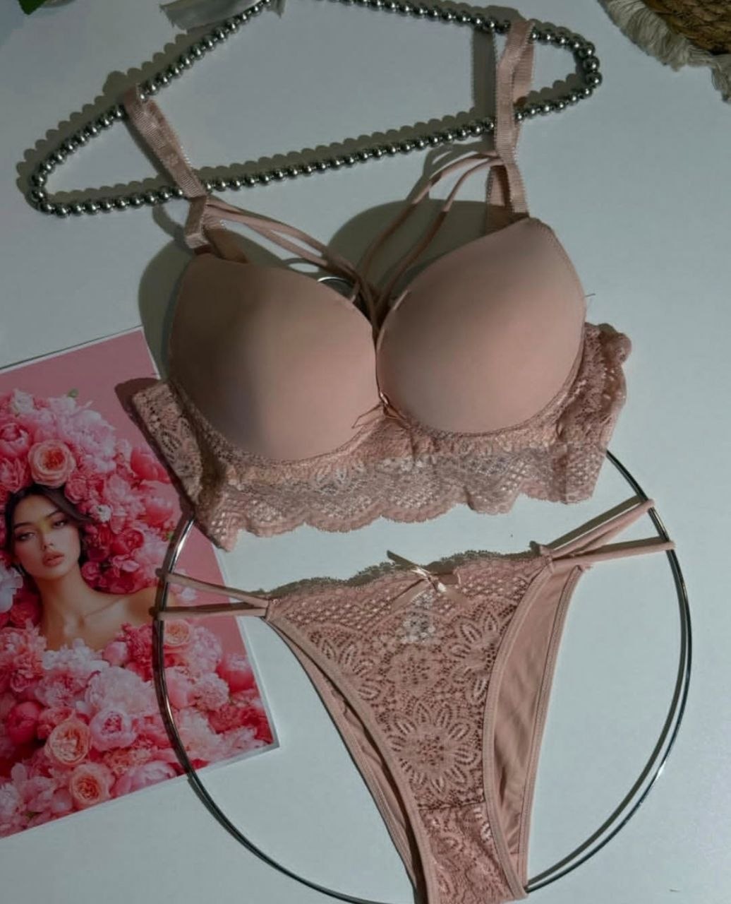 طقم "Rose Petal" – نعومة الدانتيل وسحر الالون  الهادئة